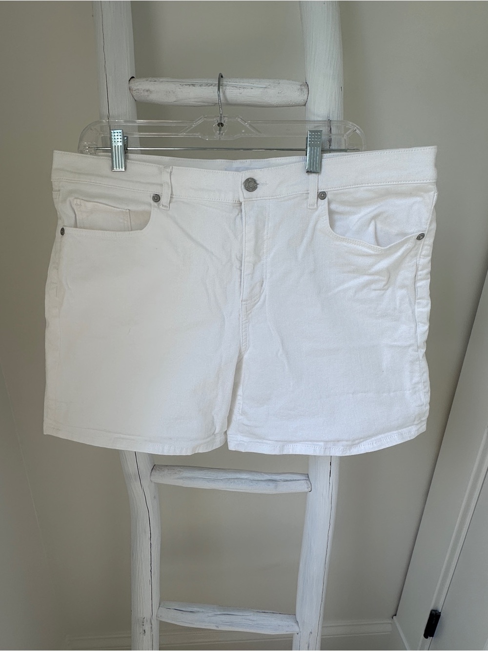 LOFT Women's White Denim 5”Shorts Size 14